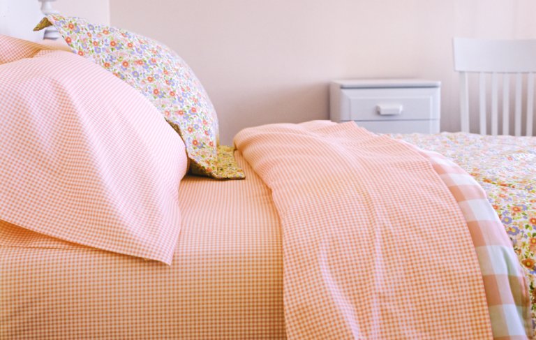 Łóżko z kolorową pościelą